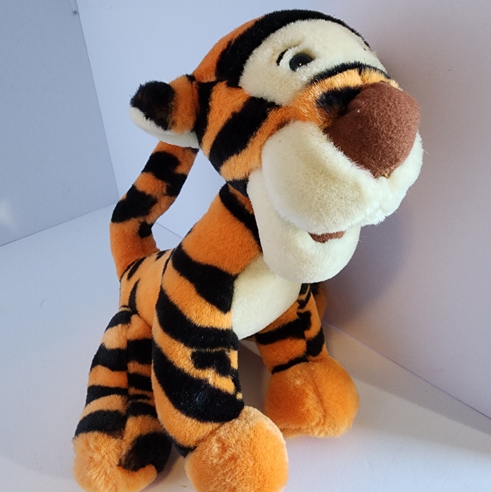 VINTAGE Disneyland Sitting Tigger Plush 10"